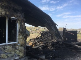 Три человека обгорели в пылавшем доме в Кузбассе