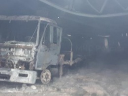 В пожаре на Северном сгорели машины спецтехники и автобус
