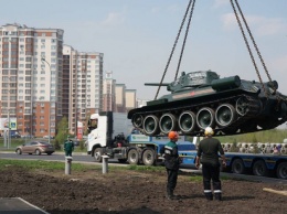 Участвовавший в параде танк Т-34 занял место на постаменте в Кемерове