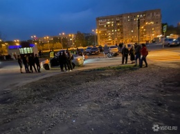 Мотоциклист с девочкой серьезно пострадали при наезде на машину в Кемерове