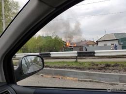 Пожар в кемеровском частном секторе попал на камеру очевидцев