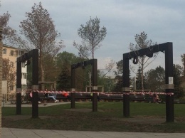 Охранники запретили кемеровчанам качаться на качелях в Парке Ангелов