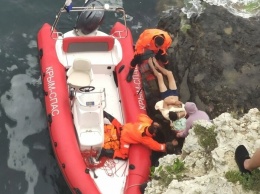 В Крыму три часа спасали туриста, который сорвался со скалы, - ФОТО