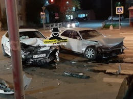 Три пассажирки такси пострадали в серьезном столкновении авто на барнаульском перекрестке
