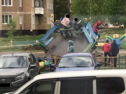 Кемеровчанка предупредила горожан об опасной детской площадке
