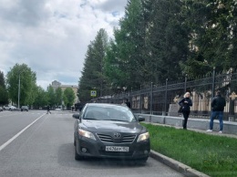 Кемеровский автомобилист припарковался на встречке возле областного главка МВД