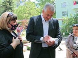 Аксенов проверил еще ряд дворов Симферополя и пообещал новые скамейки и детские площадки