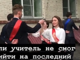 Алтайские выпускники поздравили свою учительницу в роддоме