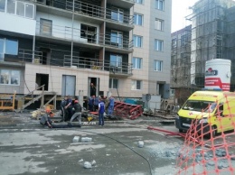 Рабочие упали с высоты на новосибирской стройке