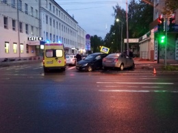 Два автомобиля вылетели с дороги после мощного столкновения в центре Петрозаводска