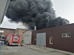 Крупный пожар произошел на складе в Ростове-на-Дону