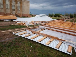 Ночной ураган сорвал новую крышу ДК в саратовском селе