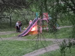 "Народ отдыхает": шумная компания на детской площадке возмутила кемеровчан
