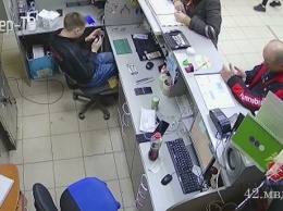Ограбление салона связи в Новокузнецке попало на камеру
