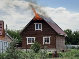 Во время грозы молния попала в крышу одного из домов в Барнауле