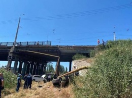 Два автомобиля в Керчи упали с моста: есть погибший