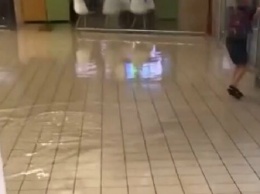 В Симферополе затопило торговый центр, - ВИДЕО