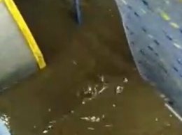 Потоп на ж/д вокзале Симферополя изнутри троллейбуса, - ВИДЕОФАКТ