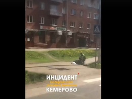 Полицейский обнаружил лежачего человека у пешеходного перехода в Кемерове