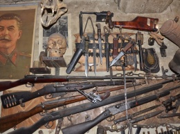 «Поклонника» нацистов из алтайского села задержали у подпольного склада оружия и человеческих останков