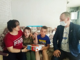 Руководитель алтайского исполкома ОНФ подарил мальчику с ДЦП надувной плот на День защиты детей