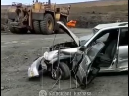 Соцсети: самосвал раздавил легковой автомобиль на кузбасском разрезе