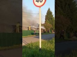Очевидцы сняли на видео крупный пожар под Кемеровом