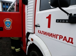 Под Калининградом сгорела Audi Q8, повредив ворота и дом