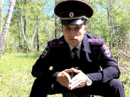 Красноярский полицейский в поучительном видео о мошенниках уничтожил краснокнижное растение