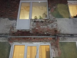 Балкон двухэтажного дома обрушился в Барнауле