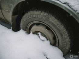 Автомобиль попал в снежный плен в Анжеро-Судженске