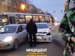 ДТП с участием маршрутки произошло на оживленном проспекте в Кемерове