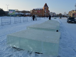 На площадь в Белогорске завезли лед