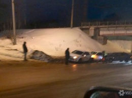 Такси и еще два автомобиля попали в аварию в Кемерове