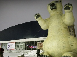 Огромный полярный медведь установлен на площади Сахарова. Фото