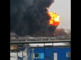 Крупный пожар произошел на лакокрасочном заводе в Екатеринбурге