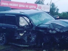 Lexus «в мясо». В Барнауле водитель разбил автомобиль и пострадал сам