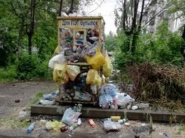 Кузбассовцы пожаловались на переполненные емкости для сбора пластиковых бутылок