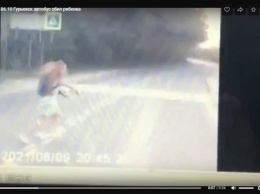 Под Калининградом 9-летняя девочка резко побежала перед автобусом, она в больнице (видео)