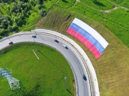 На обходе Калуги развернули огромный флаг России
