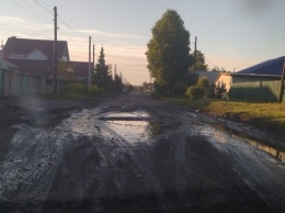 Кузбассовцы пожаловались на глубокую яму на середине дороги