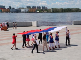 В Благовещенске в День России развернули огромный триколор