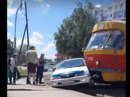 Трамвай подмял и протащил автомобиль в Барнауле