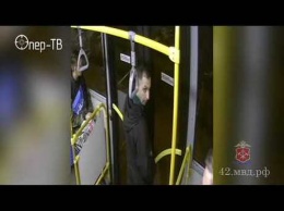 Силовики заставили разрисовавшего новокузнецкий троллейбус вандала извиняться