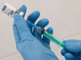 Обязательную вакцинацию от коронавируса начали вводить в регионах Сибири