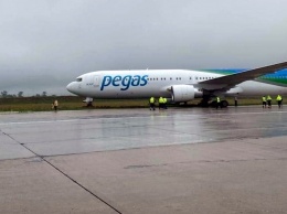 Пассажирский Boeing выкатился за пределы полосы в Симферополе
