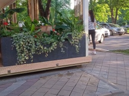 Мэрия Краснодара проверит законность летней террасы ресторана на тротуаре по улице Красной