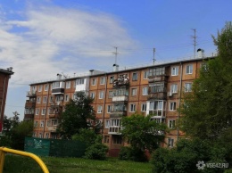 "Скоро на головы рухнет": гора хлама на балконе разозлила кемеровчан