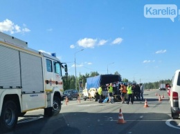 Микроавтобус врезался в машину дорожных рабочих под Петрозаводском