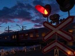 На железнодорожном переезде в Алтайском крае погибли два человека